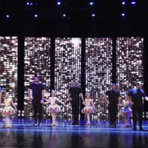 Μπαμπάδες χορεύουν μπαλέτο μαζί με τις κόρες του σε γιορτή Σχολής Χορού στη Βέροια