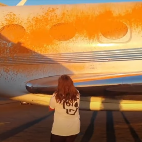 Βρετανία: Ακτιβίστριες περιέλουσαν με μπογιά ιδιωτικά τζετ