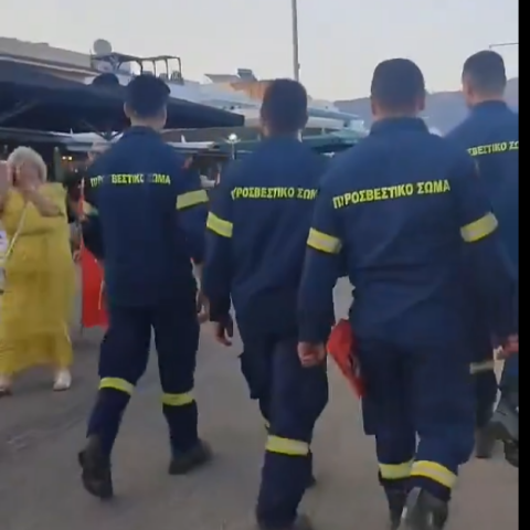 Φωτιά στην Κω: Το χειροκρότημα κατοίκων στους πυροσβέστες