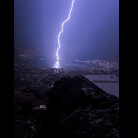Σέριφος: Η στιγμή που κεραυνός χτυπά σκάφος 