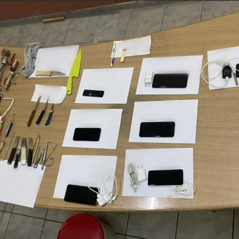 Τα ευρήματα από τον έλεγχο των σωγρονιστικών υπαλλήλων στα κελιά πτέρυγας των φυλακών Κορυδαλλού