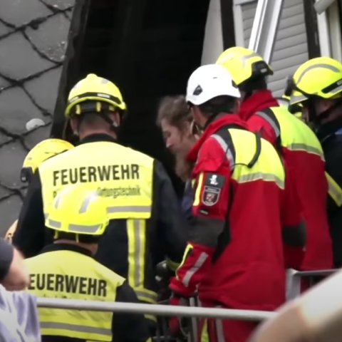Διασώστες κατά την επιχείρηση απεγκλωβισμού πολιτών μετά την κατάρρευση σε μικρό ξενοδοχείο στη Γερμανία