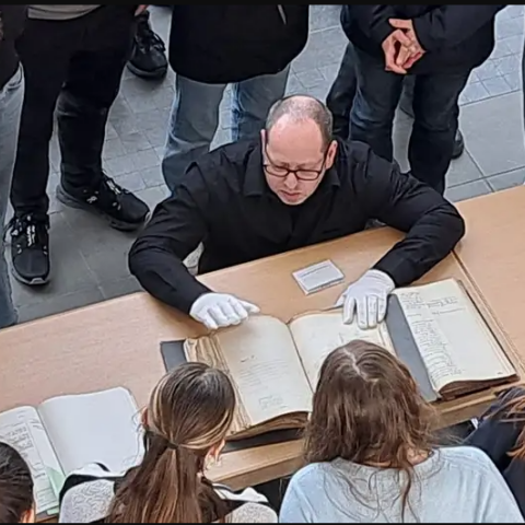 Καθηγητές και μαθητές σχολείου προσπαθούν να αποκυρύξουν τον Χίτλερ από επίτιμο δημότη