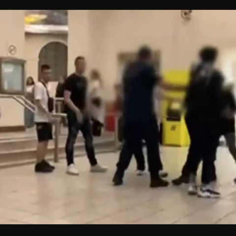 Στιγμιότυπο από τη συμπλοκή μεταξύ ανηλίκων στο Μοναστηράκι