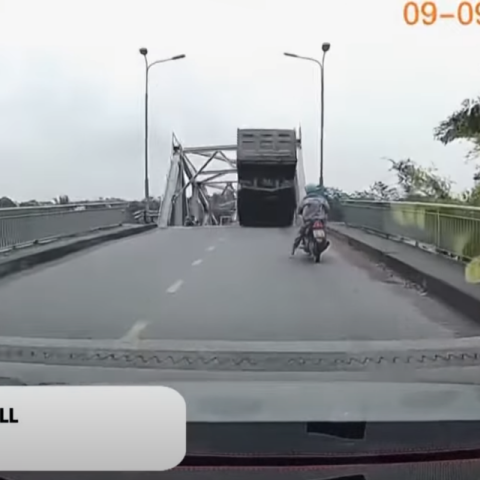 Τυφώνας Γιάγκι στο Βιετνάμ: Η στιγμή που καταρρέει γέφυρα 