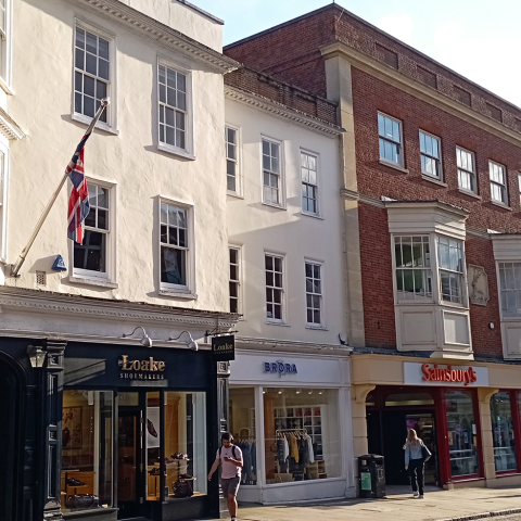 Γκίλντφορντ, μια πόλη στην Αγγλία «ούτε πολύ μικρή, ούτε πολύ μεγάλη»