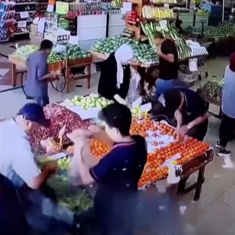 Η στιγμή της έκρηξης βομβητή σε άτομο ενώ ψώνιζε σε μανάβικο στον Λίβανο