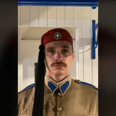 Εύζωνας με δάκρυα στα μάτια κάνει την τελευταία του υπηρεσία 