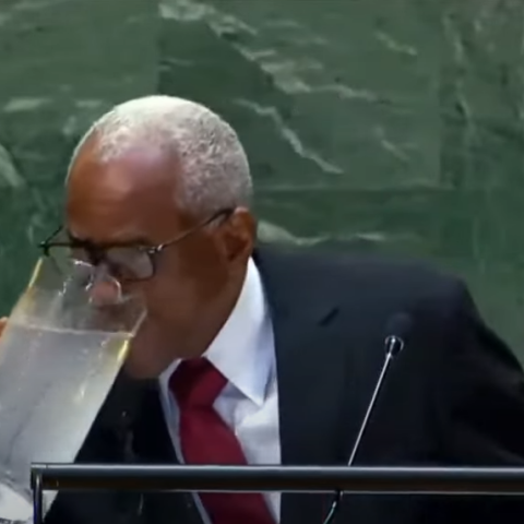 O πρόεδρος της Αϊτής ήπιε νερό από την κανάτα και έγινε μούσκεμα