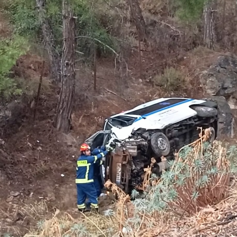 Ιδιωτικό ασθενοφόρο σε γκρεμό στην Καισαριανή - Πυροσβέστης στο σημείο