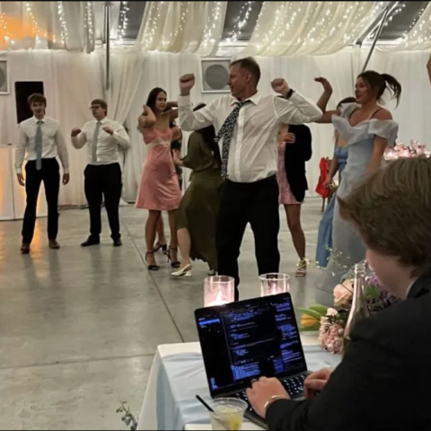 Γαμπρός άνοιξε το λάπτοπ για να δουλέψει στη γαμήλια δεξίωση 