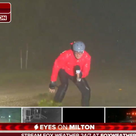 Ρεπόρτερ με κράνος και προστατευτικά γυαλιά στη δίνη του κυκλώνα Μίλτον