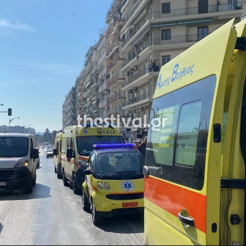 Ασθενοφόρα σε δρόμο της Θεσσαλονίκης