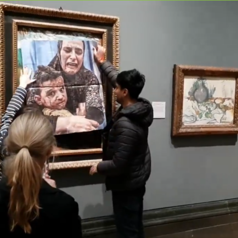 Ακτιβιστές κόλλησαν φωτογραφία μάνας και παιδιού από τη Γάζα σε πίνακα του Πικάσο