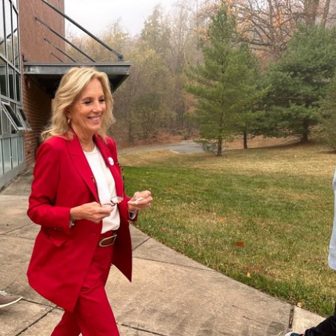 Εκλογές ΗΠΑ 2024: Στα κόκκινα η Τζιλ Μπάιντεν - Γιατί όλοι μιλούν σήμερα για το ντύσιμό της