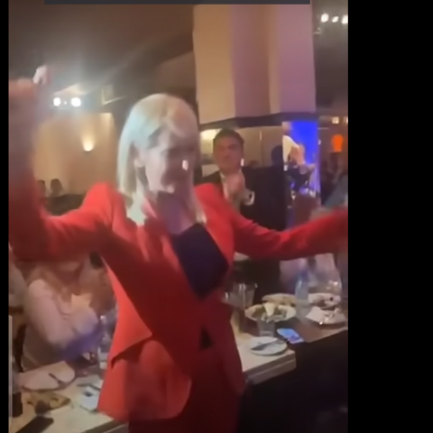 ΣΥΡΙΖΑ: Η Θεοδώρα Τζάκρη χόρεψε «Μου 'φαγες όλα τα δαχτυλίδια» μετά το Συνέδριο