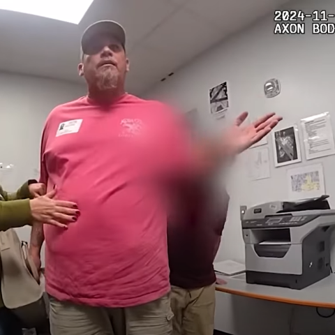 Φλόριντα: Γονείς επιτέθηκαν σε φύλακα σχολείου που έπιασε τον γιο τους να σπρώχνει συμμαθήτριά του