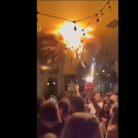 Παγκράτι: Βίντεο ντοκουμέντο από τη φωτιά στο μπαρ - Ξεκίνησε από τούρτα