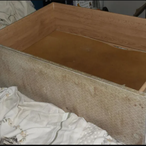 Το συρτάρι στο οποίο η μητέρα έκρυβε το κοριτσάκι