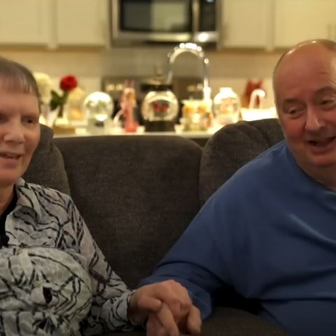 Στόλισε όλη τη γειτονιά για τα Χριστούγεννα για να ευχαριστήσει τη σύζυγό του που πάσχει από Αλτσχάιμερ