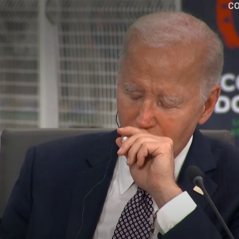 Ο Τζο Μπάιντεν ...ξεκούρασε τα μάτια του κατά τη διάρκεια διεθνούς διάσκεψης στην Αφρική