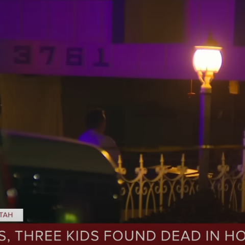 Αστυνομικές δυνάμεις έξω από το σπίτι της πενταπλής δολοφονίας στη Γιούτα