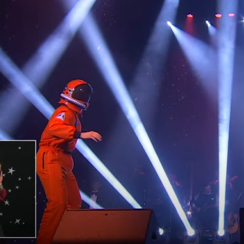 Διερμηνέας νοηματικής στην εκδήλωση στο Σύνταγμα