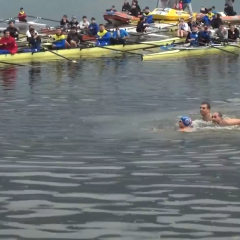 12χρονη μαθήτρια έπιασε τον Σταυρό στη λίμνη των Ιωαννίνων