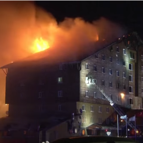 Στιγμιότυπο από τη φωτιά στο ξενοδοχείο στην Τουρκία 