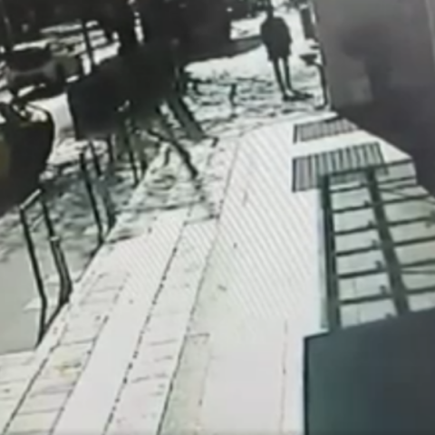 Βίντεο - ντοκουμέντο με τον οδηγό ταξί να κλέβει τις τραπεζικές κάρτες των πελατών - Τους παρέσυρε για να ξεφύγει