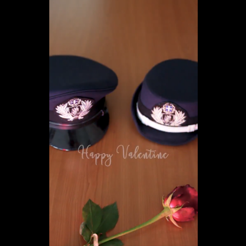 Πηλίκια αστυνομικού και κόκκινο τριαντάφυλλο