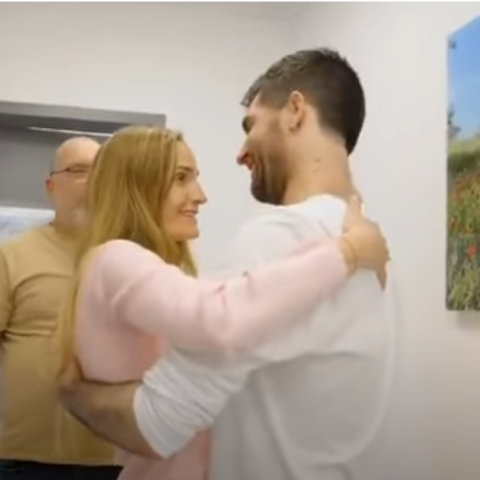 Ο Ισραηλινός όμηρος απελευθερώθηκε και συνάντησε για πρώτη φορά το τρίτο του παιδί