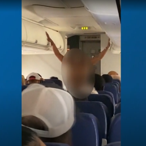 Επιβάτιδα σε κατάσταση αμόκ γδύθηκε και άρχισε να τρέχει στον διάδρομο αεροσκάφους πριν την απογείωση