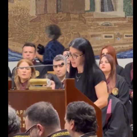 Η μητέρα της 23χρονης Κέλλυς Πορφυρίδου, που σκοτώθηκε στα Τέμπη, παρέλαβε το πτυχίο της κόρης της