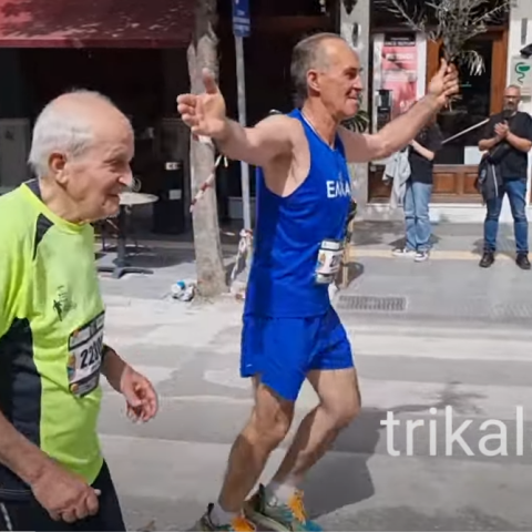 Αποθέωση για τον 89χρονο που τερμάτισε στον Ημιμαραθώνιο Καλαμπάκα - Τρίκαλα 