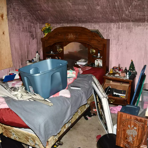 Εικόνες από την τρώγλη στην οποία μητέρα κρατούσε φυλακισμένο επί 20 χρόνια τον θετό γιο της