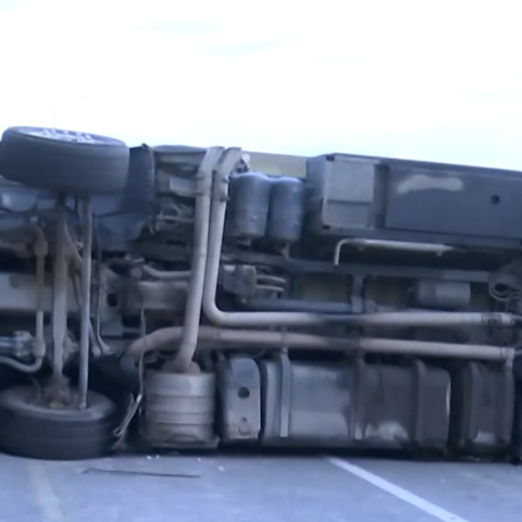 Ανατροπή νταλίκας στη Λεωφόρο Αθηνών – Διακοπή της κυκλοφορίας στο ρεύμα προς Αθήνα