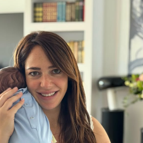 Η Δόμνα Μιχαηλίδου κρατά στην αγκαλιά της τον νεογέννητο γιο της