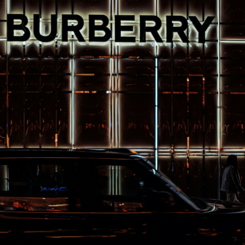 Η Burberry αλλάζει σελίδα για να κερδίσει ξανά πελάτες - Κόβει 1.700 θέσεις εργασίας και μειώνει το κόστος