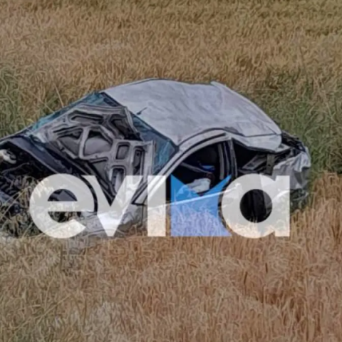 Σε χωράφι το όχημα