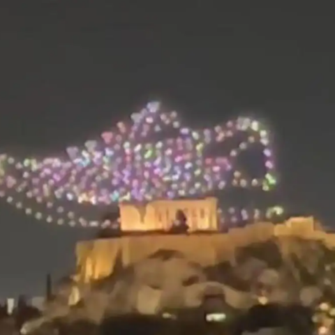 Στιγμιότυπο από το show με drone πάνω από την Ακρόπολη