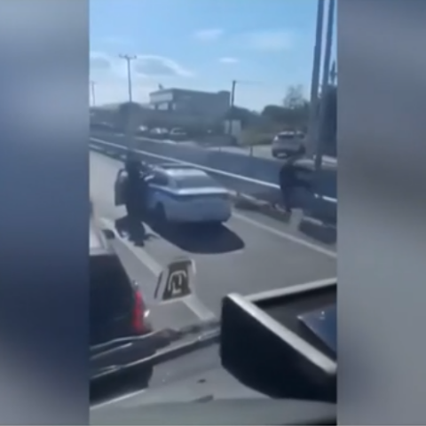 Οδηγός σταμάτησε το αυτοκίνητό του στη μέση του δρόμου για να κάνει ...την ανάγκη του