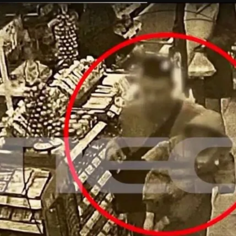 Ο άνδρας κρατά το βρέφος μέσα στο σούπερ μάρκετ από όπου το άρπαξε όσο ψώνιζε η γιαγιά του