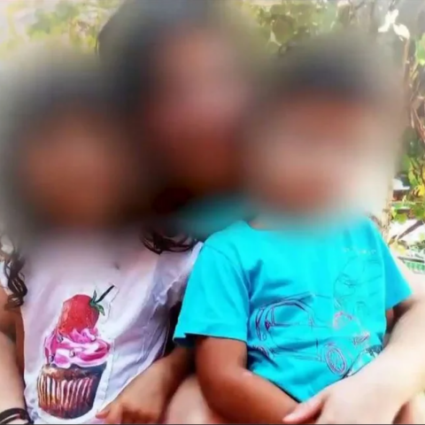 Μητέρα και τα δύο της παιδιά με κρυμμένα τα πρόσωπά τους