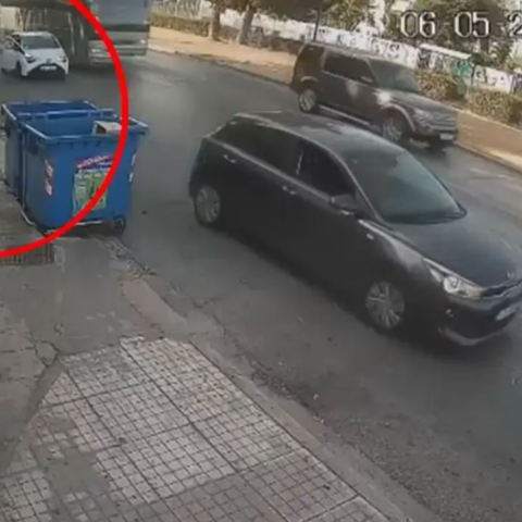 Ο 24χρονος τη στιγμή που καταφέρνει να βγει από το αυτοκίνητο 