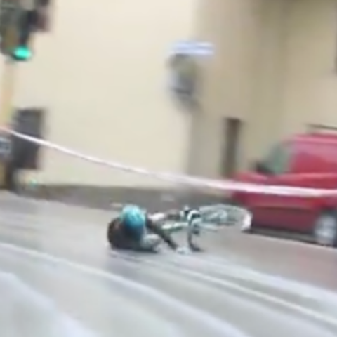 Ατύχημα για ποδηλάτη στον Γύρο της Ιταλίας - Έφυγε σε στροφή και έπεσε σε ρεματιά 15 μέτρων