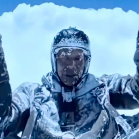 Αλεξιπτωτιστής πλαγιάς στην Κίνα παρασύρθηκε από τους ανέμους και σχεδόν πάγωσε σε υψόμετρο 8.000 μέτρων