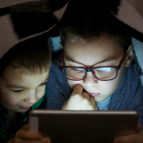 Ο κυβερνήτης του Τέξας υπογράφει νέο νόμο για την ασφάλεια των παιδιών στο διαδίκτυο