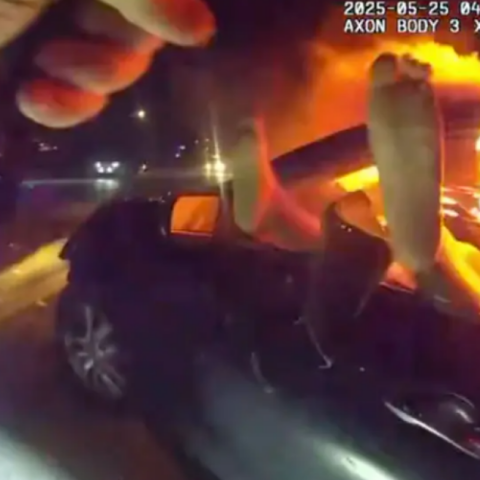 Αριζόνα: Αστυνομικός έσωσε κοπέλα από φλεγόμενο αυτοκίνητο 