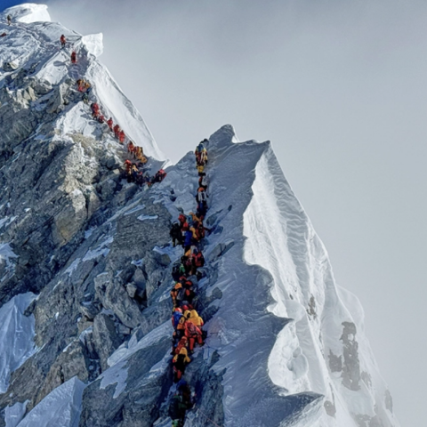 Έβερεστ: «Μποτιλιάρισμα» από ορειβάτες στον δρόμο για την κορυφή των 8.849 μέτρων